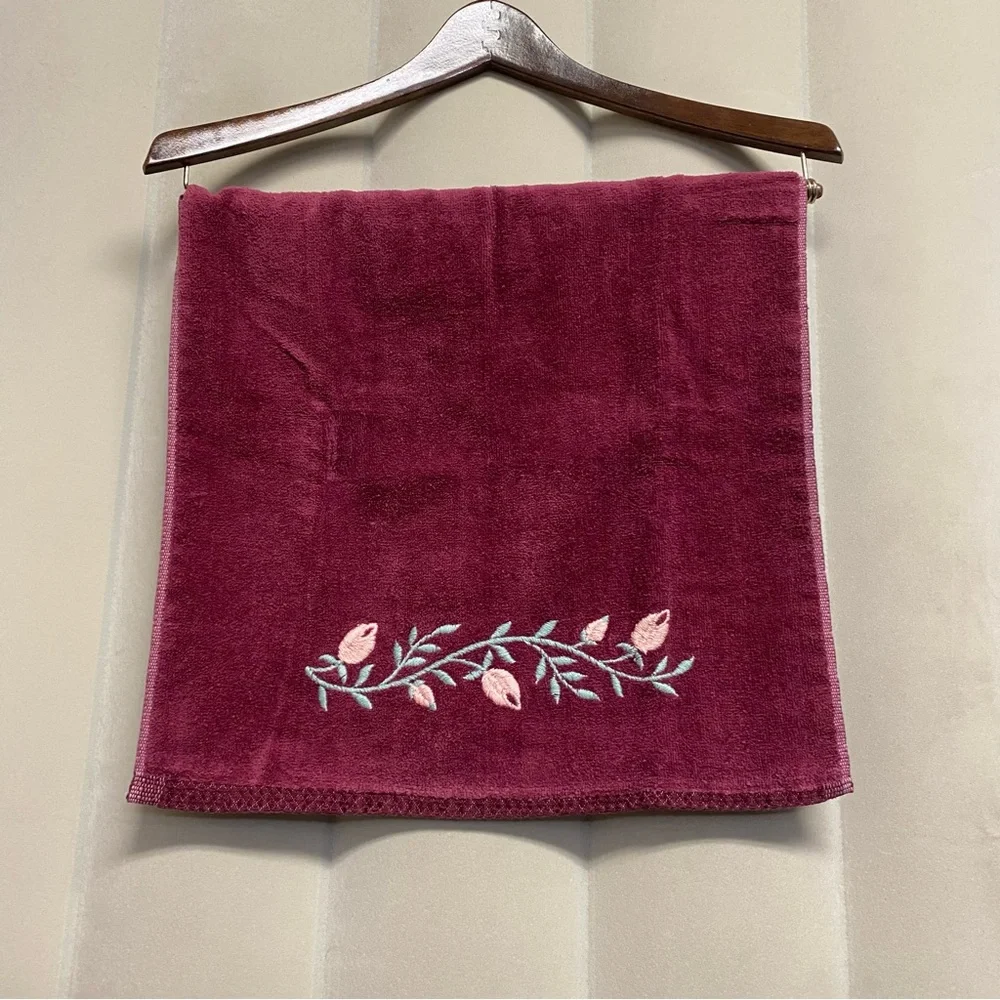 Vintage The Avanti Look Hand Towel Embroidered Floral USA 1970s 70s